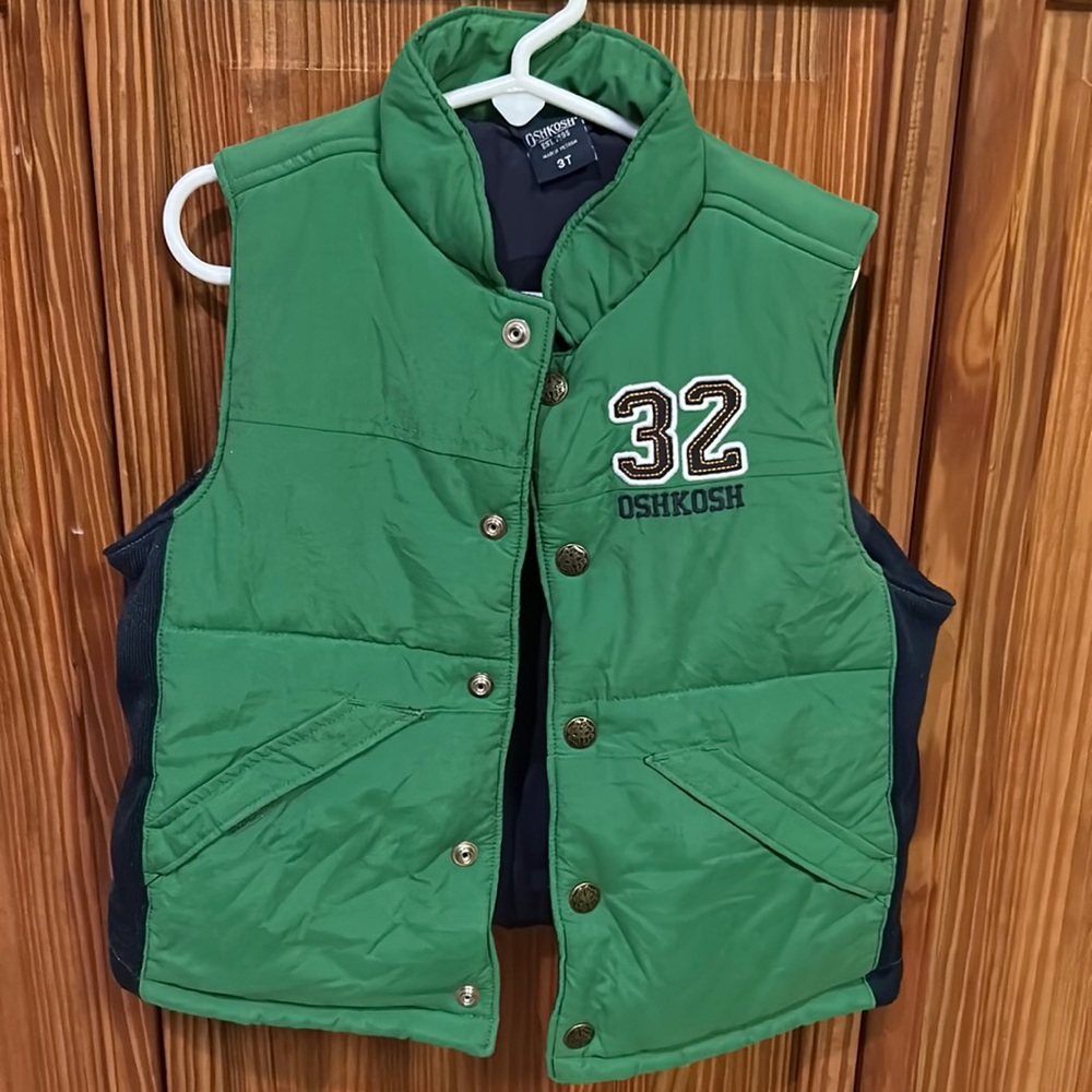 Oshkosh vest in size 3T green and navy